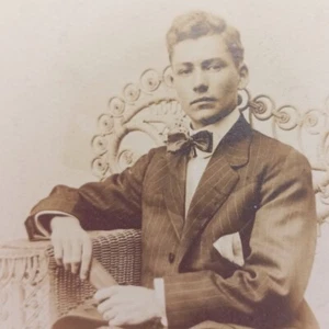 Foto antigua hombre guapo traje retro pajarita pelo daper encontrado arte retrato  - Imagen 1 de 6