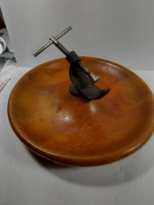 Vintage Gusseisen Nussknacker mit 10,5" Holzschüssel. Nussknackspaß ganzjährig - Bild 1 von 9