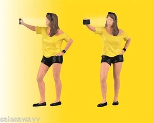 Viessmann 1551 Woman Shoots Selfie, With Flashlight, H0 - Picture 1 of 1