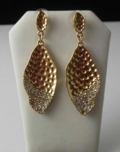 Pendientes de moda en forma de hoja tono dorado con piedras de cristal sintético de 2,5" de largo - Imagen 1 de 2