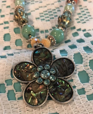 Hermosa Flor de Abulón - Vidrio/Resina Hecho a Mano Collar de Cuentas Coloridas Foto 1 de 4