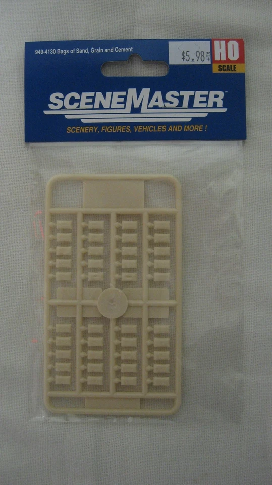 Walthers SceneMaster Mill Feeder HO Scale Bags Sand Grain Cement Kit 40pc