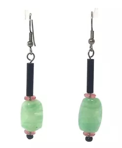 Pendientes de cuentas de vidrio de arte checo hechos a mano de colección en verde negro y rosa - Imagen 1 de 4