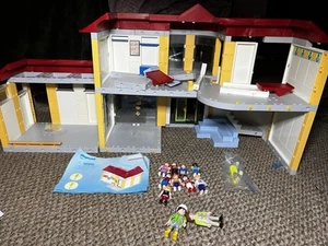 Playmobil 4324 School Building- Incomplete- Missing parts -Read description - Picture 1 of 11