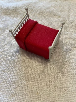 Cama Blanca Ropa de Cama Roja Escalera Respaldo para Miniaturas Casa de Muñecas 1/4" Nuevo De Colección Foto 1 de 4