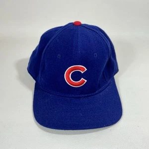 Vintage Chicago Cubs Logo MLB Sports Specialties 100 % Wolle eng anliegende Mütze Kappe 7 1/8 USA - Bild 1 von 11