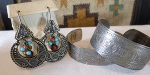 SET - Vintage Boho Manschetten Armbänder Türkis Perlen Ohrhänger - Bild 1 von 5