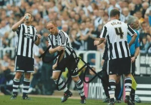 NEWCASTLE, MAN UNITED & ENGLAND: NICKY BUTT SIGNED 6x4 ACTION PHOTO+COA - Picture 1 of 1