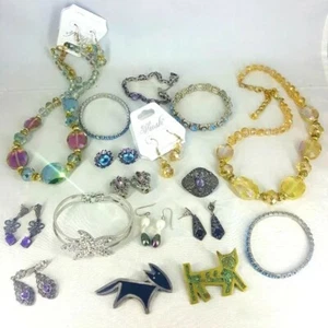 LOT of 17pcs Jewelry, earrings, bracelets, necklaces. - Picture 1 of 1