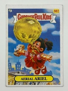 Garbage Pail Kids #2 AERIAL ARIEL Nuevas Cartas Colombiano Extranjero GPK RARO - Imagen 1 de 2
