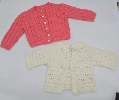 2: Suéteres cárdigan hechos a mano con botones de ganchillo y pajarita frontal rosa blanco para niñas Foto 1 de 4