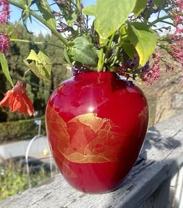 Jarrón de vidrio artístico Donald Carlson soplado a mano firmado rojo cereza oro urna de 7,5" usado en excelente estado - Imagen 1 de 20