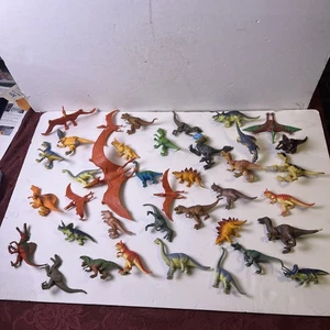 Lotto 38 dinosauri medi assortiti vintage in plastica - Foto 1 di 24