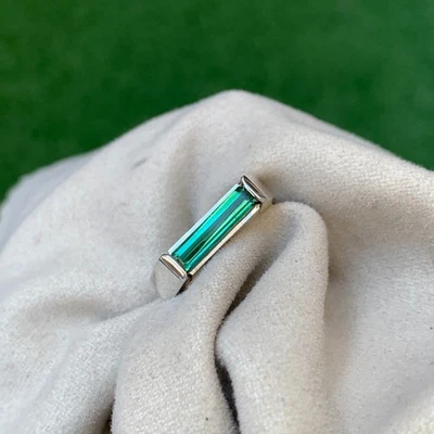 Anillo de plata natural de 2 quilates de turmalina verde hecho a mano para caballeros recubierto de rodio Foto 1 de 4