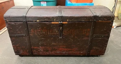 Baúl grande antiguo de inmigrante con ruedas con tacos forrado en cedro años 1800 Foto 1 de 4
