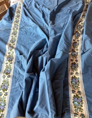 Ancien Couvre-lit double face, tissu bleu agrémenté de galons, Dim 190 x 208 cm - Photo 1/4