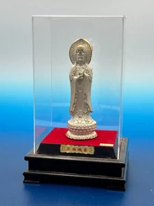 Antigua figura china sobre base de madera con cubierta de plástico plata 999 - Imagen 1 de 5