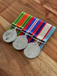 WW2 Defence, 1939-45 War and 1939-45 Australian Serrvice Medal Set | Court Mount - Bild 1 von 5