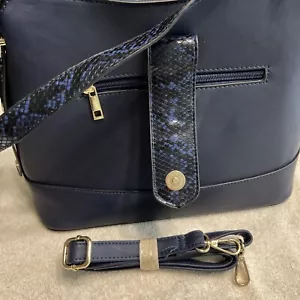 Cartera Grande Colección Mia K Azul Oscuro/Dorado Acentos Cremallera Superior y 2 Bolsillos con Cremallera - Imagen 1 de 24
