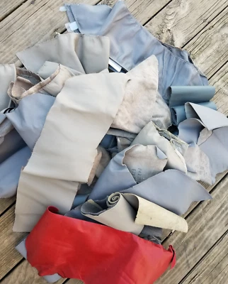 Lote de restos de cuero tamaño promedio 23" x 6" gris y azul 1 rojo 9 libras Foto 1 de 4