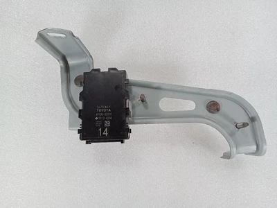 2016-2018 Toyota RAV4 75570 Network Gateway Control Module 8910042010 - Image 1 of 4