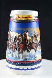 Tazza Budweiser 2002 Guiding The Way Home CS529 Holiday Stein Clydesdales 7" - Foto 1 di 10