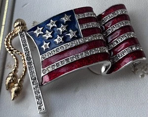 Krementz USA Flag Gold Silver Plated Crystal Red Blue Enamel Pin Brooch w Box - Picture 1 of 4