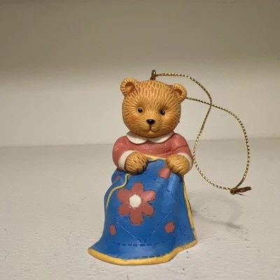 Oso de Coser con Edredón - Adorno de Navidad Coleccionable 1996 - Excelente Foto 1 de 4