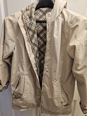 Chaqueta de lluvia/chaqueta de franela reversible con capucha beige mediano Izod para mujer Foto 1 de 4