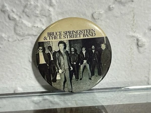 Insignia Bruce Springsteen And The E Street Band con licencia original 1986 botón prendedor - Imagen 1 de 5