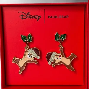 Disney X BaubleBar Chip und Dale Ohrringe Nikolausmütze Stechpalme Weihnachten Urlaub - Bild 1 von 9