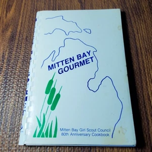 Mitten Bay Gourmet Mitten Bay Girl Scout Council Saginaw Michigan Cookbook - Foto 1 di 5