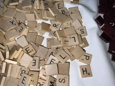 Lote de 575 piezas de azulejos de scrabble cuadrados de madera de borgoña bronceada artesanías piezas de joyería Foto 1 de 4