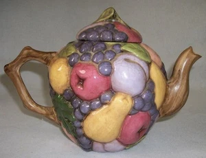 Teekanne mit Obst bedeckt/Thema - sieht aus wie ein Obstkorb - handbemalt - Vintage - Bild 1 von 8