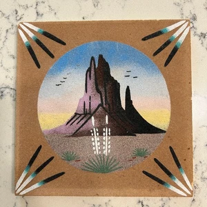 Pressholz Sandkunst "Shiprock Mountain" Southwestern Dekor signiert "Johnson" - Bild 1 von 15