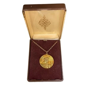 Vintage Gold Tone Elvis Presley King of Rock 1935-1977 Medallion Necklace - Picture 1 of 4