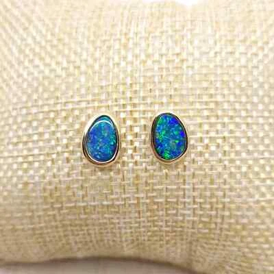 Pendientes de ópalo doblete australiano de 10,4 mm x 7,7 mm de forma libre de oro macizo de 14 k Foto 1 de 4