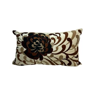 Pier 1 Importaciones Almohada Rectangular Bordada Lumbar Óxido/Dorado Pergaminos Boho - Imagen 1 de 9