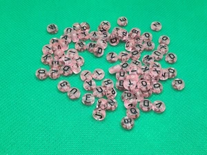 Buchstabenperlen rund pink transparent Perlen Acryl schwarze Buchstaben Alphabet - Bild 1 von 5