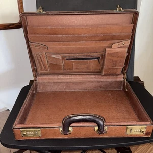 Valigetta rigida vintage Schlesinger Bros pelle marrone sella 18" con serratura funzionante - Foto 1 di 22