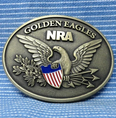 NRA Member Golden Eagles cinto fivela escudo flechas ramo rifle vintage anos 80. PCB959 - Imagem 1 de 4