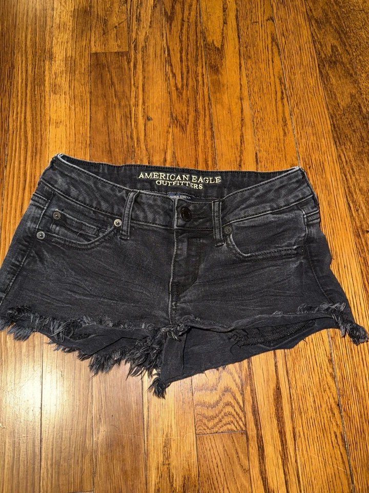 Pantalones cortos negros para mujer American Eagle súper elásticos súper bajos talla:4 Foto 1 de 4