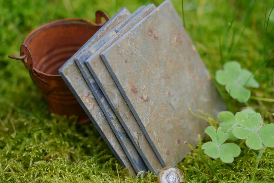 100 sq ins Stacey's 1:12th REAL STONE & SLATE 2" x 1 1/2" Dolls House Flagstones - Image 1 of 1