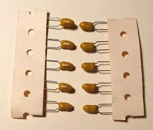 LOT DE 10 CONDENSATEURS TANTALE GOUTTE 22µF - 20V - AVX - Picture 1 of 1