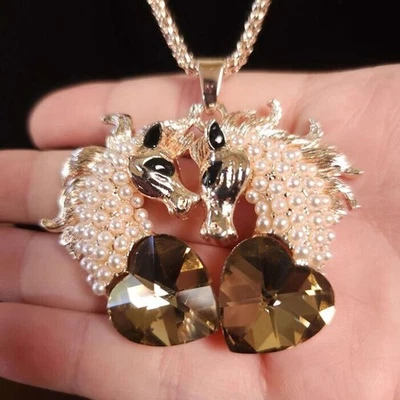 Collar Perla y Cuarzo Ahumado Géminis Caballo Betsey Johnson Esmalte y Estrás Foto 1 de 4