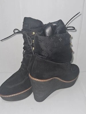 LOUIS VUITTON Botas Botines de Cuña Zapatos Negro Gamuza Europa Talla 38.5 Foto 1 de 4