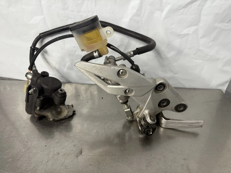 2015 2016 Suzuki GSXS750 GSX-S750 GSX 750 suporte traseiro direito com pinça - Imagem 1 de 4