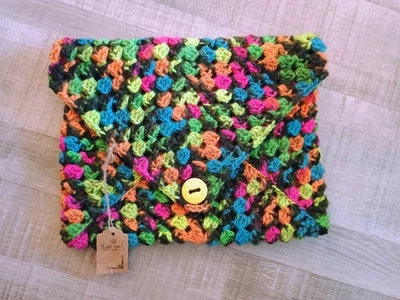 Cubierta colorida para libro/tableta de ganchillo hecha a mano con botón Foto 1 de 3