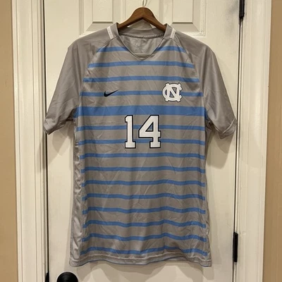 Camiseta de futebol Nike feminina listrada UNC Carolina Tarheels Chapel Hill azul branca - Imagem 1 de 4