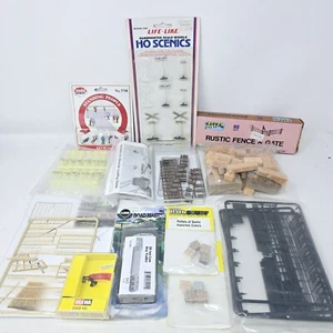 Lof Of HO Scale Scenery Wheat Pallet Barrel People Fence Dock Light Signs Etc - Picture 1 of 12